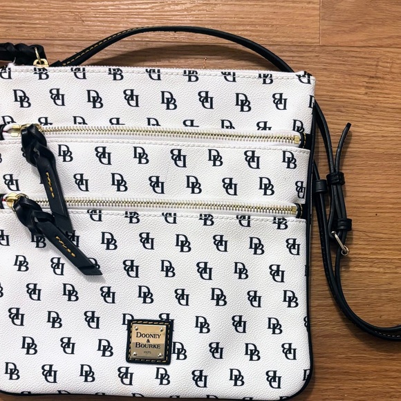 Dooney & Bourke NWOT Black and White Signature DB Design Double Zip Crossbody - Picture 3 of 14